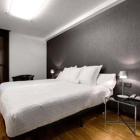 Apartamentos Mendebaldea Suites Παμπλόνα Δωμάτιο φωτογραφία