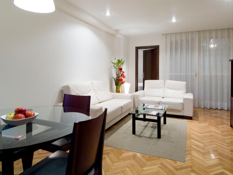 Apartamentos Mendebaldea Suites Παμπλόνα Εσωτερικό φωτογραφία