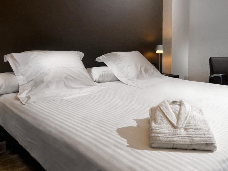 Apartamentos Mendebaldea Suites Παμπλόνα Δωμάτιο φωτογραφία