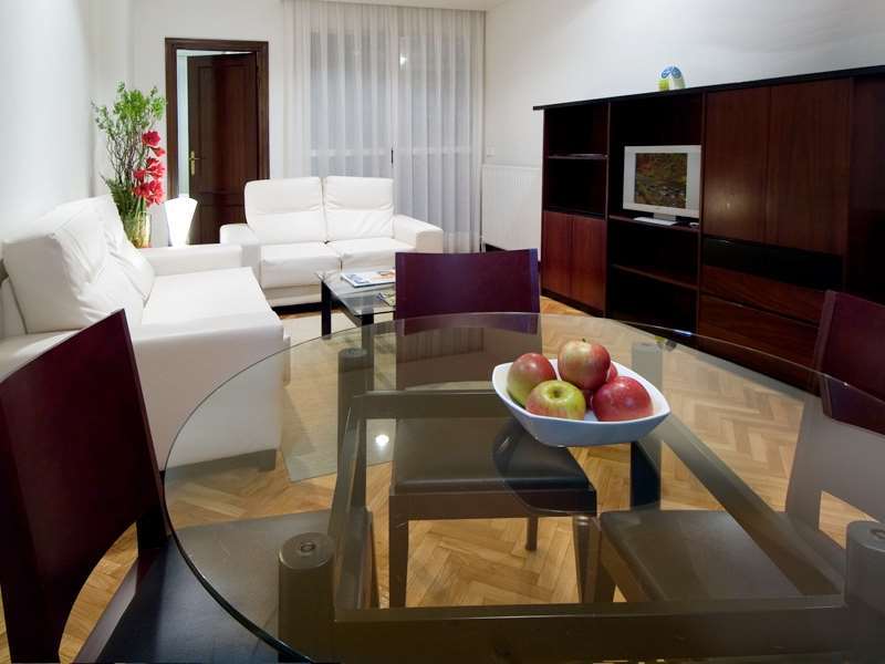 Apartamentos Mendebaldea Suites Παμπλόνα Δωμάτιο φωτογραφία