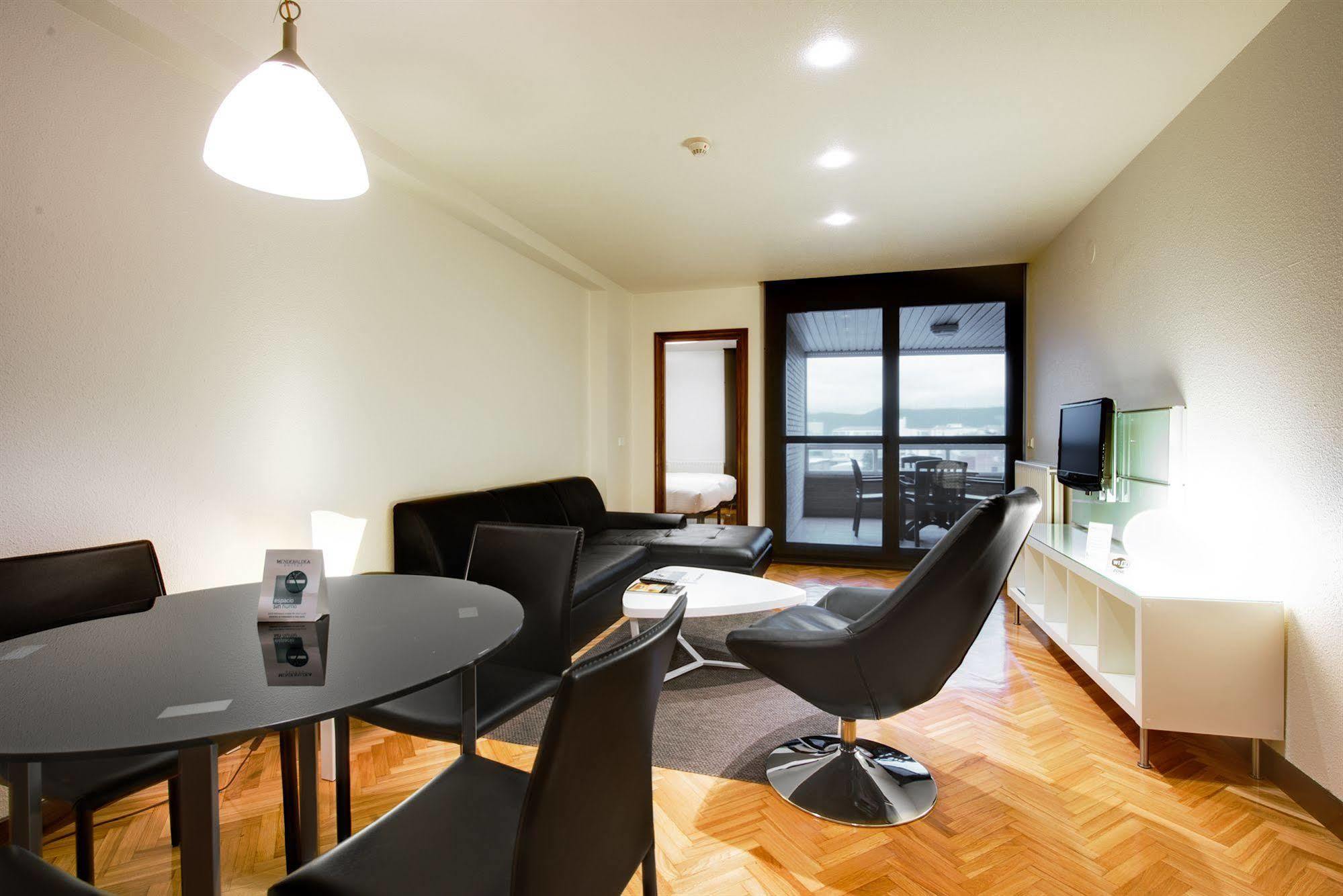 Apartamentos Mendebaldea Suites Παμπλόνα Δωμάτιο φωτογραφία
