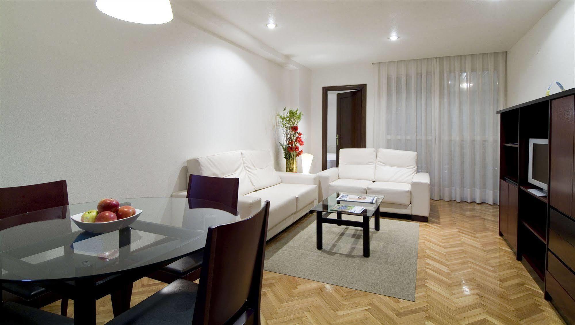 Apartamentos Mendebaldea Suites Παμπλόνα Εξωτερικό φωτογραφία